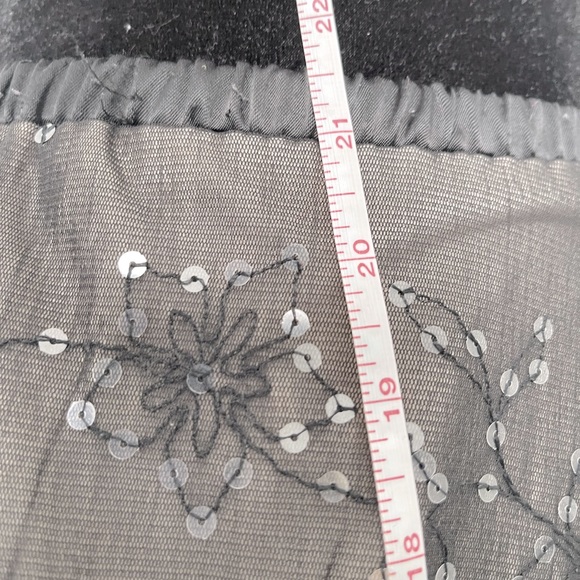 4𝒇𝒐𝒓$50 Black Garter skirt with sequin sizeS/M - Picture 2 of 3